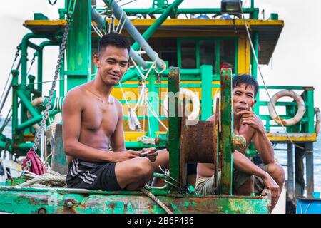 Pescatori filippini sul loro peschereccio a Sandakan porto Sabah distretto, Borneo, Malesia, Asia Foto Stock