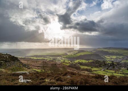 La tempesta di pioggia si avvicina a Curbar Gap, Peak District Derbyshire UK Foto Stock