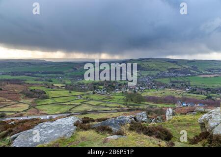 La tempesta di pioggia si avvicina a Curbar Gap, Peak District Derbyshire UK Foto Stock