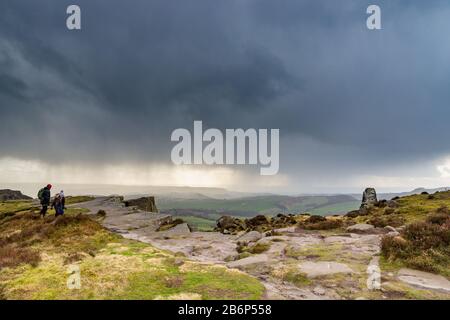 La tempesta di pioggia si avvicina a Curbar Gap, Peak District Derbyshire UK Foto Stock