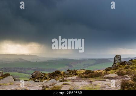 La tempesta di pioggia si avvicina a Curbar Gap, Peak District Derbyshire UK Foto Stock