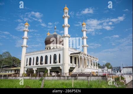 Moschea Islamica Ahmadiyya Anjuman Isha’at, Keizerstraat, Paramaribo, Suriname. Adiacente alla sinagoga Foto Stock