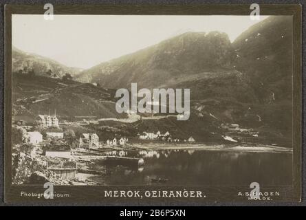 Gezicht op Geiranger en fjord in Noorwegen Merok Geiranger (titel op Object) Vista del fiordo Geiranger e in NoorwegenMerok. Geiranger (oggetto del titolo) Tipo Di Proprietà: Cartolina fotografica numero dell'articolo: RP-F F00945-10 Iscrizioni / marchi: Iscrizione, recto 'Photographicum'opschrift, recto' Molde'naam, vero, stampato: 'Brothers dice Man, Soap Manufacturers, Nijmegen. 'Descrizione: L'immagine fa parte di una serie di 28 cartoline separate da Inghilterra, Norvegia, Italia, Germania e Tirolo (foto RP-F F00945-1 t / m RP-F F00945-28) . Produttore : fotografo: AS Hagen (edificio elencato) editore: A.s. Hagen Foto Stock