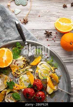 Finocchio e arance serviti su un piatto, vista dall'alto, tradizionale ricetta mediterranea con colori chiari e luminosi Foto Stock