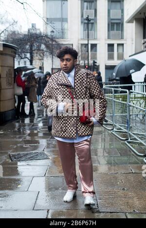 Londra, UK- febbrario 15 2020: Persone alla moda sulla strada . Stile di strada Foto Stock