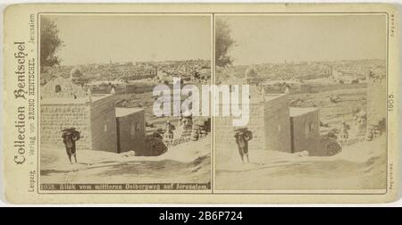 Gezicht op Jeruzalem vanaf de Olijfberg Blick vom mittleren Oelbergweg auf Jerusalem (titel op Object) Collezione Hentschel (seriettel op Object) Vista di Gerusalemme dal Monte degli Ulivi vom mittleren Oelbergweg auf Jerusalem (title Object) Collezione Hentschel (Series title Object) Property Type: Stereo picture number articolo: RP-F F13065 Iscrizioni / marchi: Number, recto, stampato ' 1052.'opschrift, recto, stampato: 'Registered.'opschrift, recto, stampato:' Déposé.' Produttore : fotografo: Anonymous publisher: Bruno Hentschel (listed property) Luogo produzione: Fotografo: Olivet Pub Foto Stock