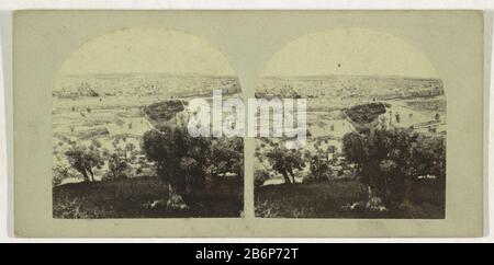 Gezicht op Jeruzalem vanaf de Olijfberg Jerusalem, preso dalla cima del Monte degli Ulivi (titel op Object) Viste in Terra Santa (seriettel op Object) Vista di Gerusalemme dal Monte degli Ulivi Gerusalemme, preso dalla cima del Monte degli Ulivi (titolo oggetto) Viste della Terra Santa (serie titolo oggetto) Proprietà tipo: Immagine stereo numero articolo: RP-F F13013 Iscrizioni / marchi : numero, verso, stampato: '418.'opschrift, verso, stampato:' Vicino al punto dell'Ascensione, a est della città, e guardando in direzione nord-ovest.'opschrift, verso, stampato: 'A partire dalla destra ha Foto Stock