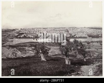 Gezicht op Jeruzalem vanaf de Olijfberg Vista di Gerusalemme dal Monte degli Ulivi Tipo Di Oggetto: Fotografie numero articolo: RP-F F00204 Produttore : fotografo Francis Frith (attribuito a) Luogo di fabbricazione: Gran Bretagna Data: 1856 - 1857 caratteristiche Fisiche: Albumen materiale di stampa: Carta tecnica di cartone: Albumen dimensioni di stampa : foto: H 159 mm × W 208 mm bad: H 302 mm × W 381 mm Onderwerp Foto Stock