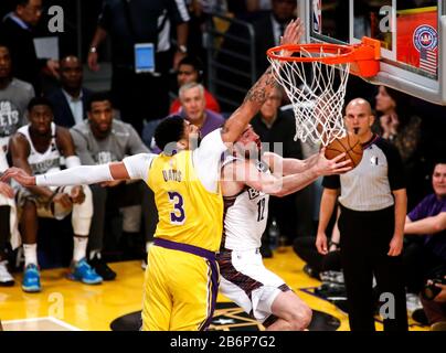 Los Angeles, California, Stati Uniti. 10th Mar, 2020. Brooklyn Nets Forward Joe Harris (12) va a basket sotto pressione da Anthony Davis di Los Angeles Lakers (3) durante una partita di basket NBA tra Los Angeles Lakers e Brooklyn Nets, martedì, 10 marzo 2020, a Los Angeles. Credito: Ringo Chiu/Zuma Wire/Alamy Live News Foto Stock