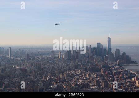 New York, Stati Uniti. 11th Mar, 2020. Panorama di New York dalla nuova piattaforma di visualizzazione triangolare Edge. La piattaforma si trova in uno dei nuovi grattacieli Dei Cantieri di Hudson. Credito: Christina Horsten/Dpa/Alamy Live News Foto Stock