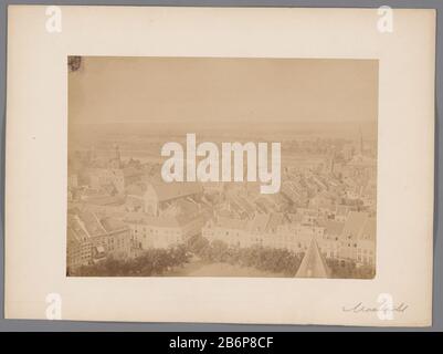 Gezicht op Maastricht met het stadhuis Gezicht op Maastricht met het stadhuis Object Type : foto Objectnummer: RP-F-00-5099 Iscrizioni / Merken: Annotatie, recto, handgeschreven: ‘Maastricht’annotatie, verso, handgeschreven: ‘Panorama van Maastricht (L.)/ Genomen van den toren van St. Servaenzasfen/(Plaegenegem) fabbricante: Maastricht Appuntamenti: 1893 Materiale: Fotopapier karton Techniek: Albuminedruk dimensioni: Foto: H 170 mm × b 239 mm Oggetto: Vista della città in generale; 'verduta'townhall Foto Stock