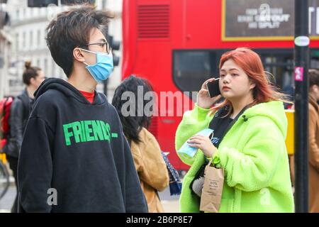 Londra, Regno Unito. 11th Mar, 2020. Una donna che parla sul suo cellulare nel centro di Londra. Credit: Steve Taylor/Sopa Images/Zuma Wire/Alamy Live News Foto Stock