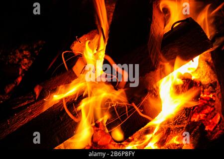 Macro di legna da ardere in fiamme libere. Fuoco vicino Foto Stock