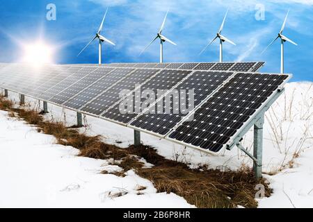 Collage fotografico di pannelli solari e torbidi eoliche in inverno con neve - concetto di risorse sostenibili Foto Stock