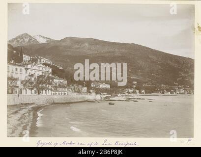 Gezicht op Menton vanaf de kust Gezicht op Menton van af de Zuai Bonaparte (titel op Object) Menton visto dalla riva. In primo piano sugli edifici a sinistra e a destra sul mare. Sullo sfondo, in parte pupazzo di neve. Produttore : fotografo: Henry Peacock Chi: Ldrecht (possible) Luogo produzione: Francia Data: CA. 1886 - ca. 1896 caratteristiche Fisiche: Stampa albume su carta fotografica su cartone album materiale: Carta cartone Tecnica: Albume dimensioni di stampa: Foto: H 164 mm × W 222 mmblad: H 322 mm × W 498 mmOnderwerp Foto Stock