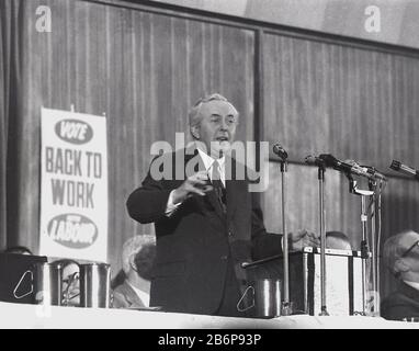 1972, storico leader del partito laburista Harold Wilson su una piattaforma che parla ad un evento a Lewisham South East London, Inghilterra, Regno Unito. Foto Stock