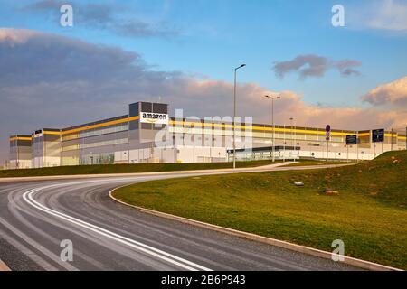 Kolbaskowo, Polonia - 05 marzo 2020: Centro di e-commerce Amazon Robotics a Kolbaskowo al tramonto. Foto Stock