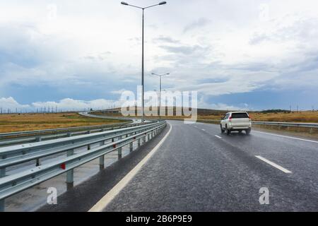 La nuova strada A-290 (ex M25) sulla penisola di Taman in un giorno nuvoloso autunno. L'autostrada fa parte della linea europea E97 Foto Stock