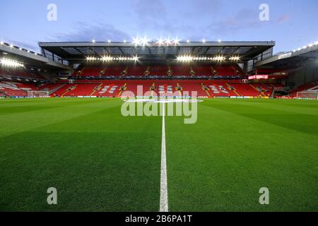 Liverpool, Regno Unito. 11th Mar, 2020. Una vista generale all'interno dello stadio Anfield prima della partita. UEFA Champions League, round of 16, 2nd leg match, Liverpool v Atletico Madrid at Anfield Stadium a Liverpool mercoledì 11th marzo 2020. Questa immagine può essere utilizzata solo per scopi editoriali. Solo uso editoriale, licenza richiesta per uso commerciale. Nessun utilizzo nelle scommesse, nei giochi o nelle singole pubblicazioni club/campionato/giocatore. PIC by Chris Stading/Andrew Orchard sports photography/Alamy Live News Credit: Andrew Orchard sports photography/Alamy Live News Foto Stock