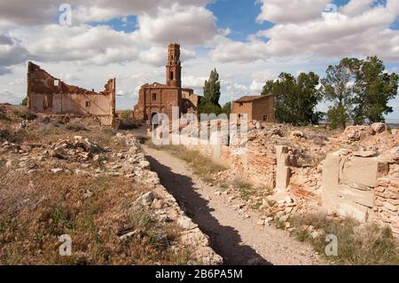 GOST città Belchite, villaggio distrutto durante la guerra civile spagnola. Street e San Agustin chiesa rovinata dai bombardamenti nel 1937. Foto Stock