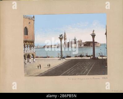 Parte della Galleria di Viaggi con foto e disegni di Manuel Mayo 1876. Produttore : fotografo: Anonymous place manufacturing: Venezia Data: 1850 - 1876 caratteristiche Fisiche: Albume colorato materiale di stampa: Carta finitura vernice acquerello Tecnica: Pressione albumina / colore della mano / photographie peinte dimensioni: H 167 mm × W 228 mm Oggetto: Viaggiare; turismo parti della chiesa esterno e annessi: Colonna del Campanile, pilastro  architettura dove: Piazza San Marco (Venezia) Isola di San Giorgio maggiore Foto Stock