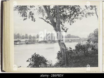 Gezicht op Sandelbrug en werf aan de Wampoe-rivier, Tandjong Poera, Langkat Sumatra Gezicht op Sandelbrug en werf aan de Wampoe-rivier, Tandjong Poera, Langkat Sumatra Object Type : foto Objectnummer: RP-F-2003-103-39 Produttore : fotograf: H. Bindoai Co. 1900 - ca. 1905 Kenmerken Fisici: Cartapesta karton Materiale: Fotopapier karton Techniek: Platinadruk dimensioni: Foto: H 224 mm × b 304 mmOnderwerp Foto Stock