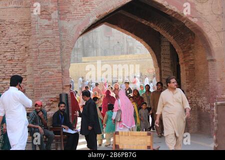 Porta d'ingresso del Forte di Lahore situata nella città murata di Lahore, Pakistan Foto Stock