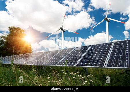 Collage fotografico di pannelli solari e turbine eoliche - concetto di risorse sostenibili - immagine Foto Stock