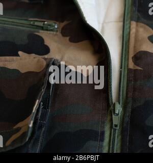 Parte di tessuto camouflage militare, abbigliamento in tessuto dell'esercito Foto Stock