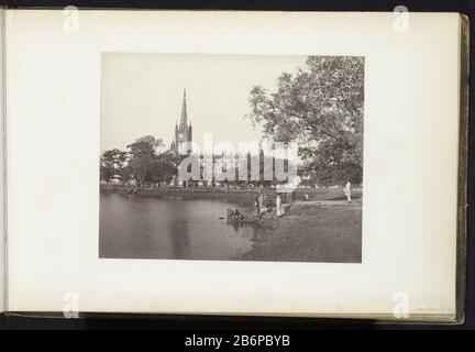 Gezicht op St Paul's Cathedral in Calcutta met op de voorgrond vrouwen aan een Water Part of Travel Album registrazioni di revisione dove: Condizioni in India, Germania, Svizzera e Frankrijk. Produttore : fotografo: Anonymous place manufacturing: Calcutta Dating: CA. 1865 - ca. 1875 caratteristiche Fisiche: Albume materiale di stampa: Carta Tecnica: Albume dimensioni di stampa: Foto: H 179 mm × W 227 mm Oggetto: Chiesa (esterno) Dove Calcutta Foto Stock