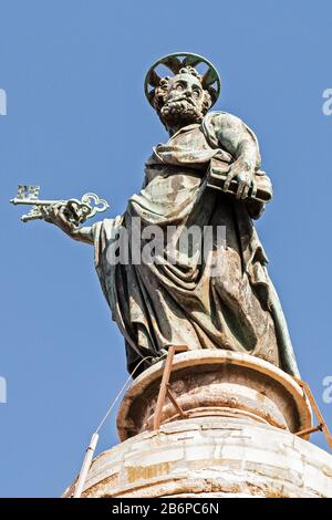 San Pietro che porta le chiavi del Cielo. Scultura in bronzo medievale costata da papa Sisto V in cima all'antica colonna di Traiano a Roma Foto Stock