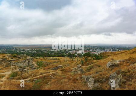 Rovine dell'antica città greca di Panticapaeum e vista panoramica dal monte mithridat alla città di Kerch. Russia, Crimea Foto Stock