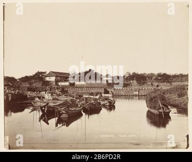 Gezicht op Wadagura poort met boten op de voorgrond in Tokyo Wadagura Tokio Japan Q 117 (titel op Object) View Wadagura port with boats in primo piano in TokyoWadagura. Tokyo Japan Q. 117 (oggetto del titolo) Tipo Di Proprietà: Fotografie numero articolo: RP-F F18469 Iscrizioni / marchi: Iscrizione, recto, scritto: 'Japan 1884' Produttore: Fotografo: Anonimo luogo produzione: Sconosciuto Data: Prima del 1874 - 1894 caratteristiche Fisiche: Albumen materiale di stampa: Carta cartone Tecnica: Albumen stampa dimensioni: Foto: H 206 mm × W 260 mm blu: H 294 mm × W 315 mm Oggetto: Porto dove Tokyo Foto Stock