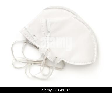 Due maschere protettive isolate su sfondo bianco. Vista dall'alto. Disposizione piatta Foto Stock