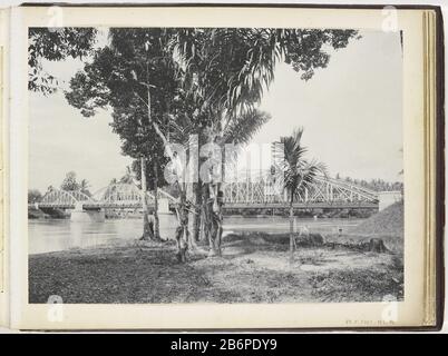 Gezicht op brug over de Wampoe-rivier, Tandjong Poera, Langkat Sumatra Gezicht op brug over de Wampoe-rivier, Tandjong Poera, Langkat Sumatra Oggetto tipo : foto Objectnummer: RP-F-2003-103-40 Produttore : fotograaf: H. Ernst & Co (toegeschreaan Bindjat) 1900 - ca. 1905 Kenmerken Fisici: Papier op karton Materiale: Fotopapier karton Techniek: Platinadruk dimensioni: Foto: H 223 mm × b 305 mmOnderwerp Foto Stock