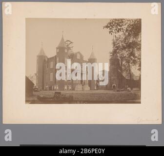 Gezicht op de Adriaen Janskerk en Kasteel IJsselmonde Gezicht op de Adriaen Janskerk en Kasteel IJsselmonde Object Type : foto Objectnummer: RP-F-00-5267 Iscrizioni / Merken: Annotatie, recto, handgeschreven: ‘Ijsselmonde’anatie, verso, handgeschesen de ‘Ijesven de Plait de Ijen de Ijen de   (Plait) fabbricante: 1890 - ca. 1920 Materiale: Fotopapier karton Techniek: Albuminedruk dimensioni: Foto: H 174 mm × b 233 mm Oggetto: Castlechurch (esterno) Foto Stock