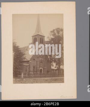 Gezicht op de Adriaen Janskerk te IJsselmonde Gezicht op de Adriaen Janskerk te IJsselmonde Object Type : foto Objectnummer: RP-F-00-5264 Iscrizioni / Merken: Annota, recto, handgeschreven: ‘Ijsselmonde’annotatie, verso, handgeschreven: ‘Ijsseld/H. Torsseld Kerk’ fabbricante : fotograaf: Anoniem (Monumentenzorg) (toegeschreven aan)Plaats fabbricante: IJsselmonde Dating: CA. 1890 - ca. 1920 Materiale: Fotopapier karton Techniek: Albuminedruk dimensioni: Foto: H 230 mm × b 169 mm Oggetto: Chiesa (esterno) Foto Stock