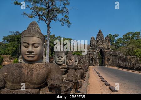 Porta Sud di Angkor Thom in Cambogia Foto Stock