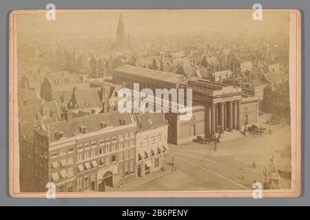 Gezicht op de Beurs van Zochre op de Dam in Amsterdam Visualizza la Borsa Zochre sulla Diga di Amsterdam Tipo Di Proprietà: Foto Cabinet picture numero articolo: RP-F F19494 Iscrizioni / marchi: Annotation, vero, scritto a mano: 'Gli ex uffici e gli edifici di / ditta Van Gend & Loos sulla diga / demolito nell'aprile 1886. - / Cafe Bishop, Corner Dam Damrak Broken / and newly built in 1900 .- Manufacture Creator: Photographer: Anonymous Place manufacture: Amsterdam Date: 1850 - 1900 Material: Cartone tecnica: Albumen stampa taglie: Supporto secondario : h 108 mm × W 168 mm Oggetto: Sq Foto Stock