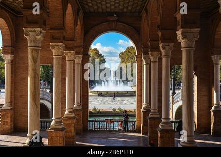 Piazza di Spagna a Siviglia. Attrazione nella capitale della regione spagnola di Andalusia. Foto Stock