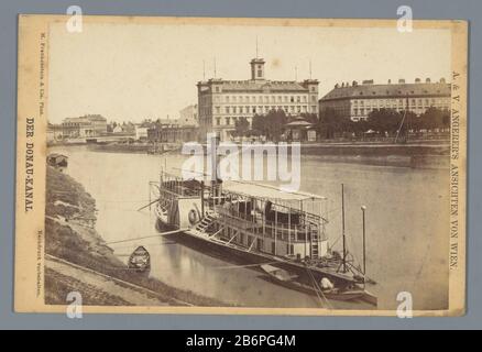 Gezicht op de Donau met een boot in Wenen Der Donau-Kanal (titel op Object) a & V Angerer's Ansichten von Wien (seriettel op Object) Vista del Danubio con una barca in WenenenDer-Donau Kanal (title Object) A. & V. Ansichten von Who: N (Series title Object) tipo Di Oggetto: Cabinet Fotografia immagine numero articolo: RP-F F20254 Produttore : fotografo: M. Frankenstein & Co. (Proprietà Quotata) Luogo produzione: Vienna Data: CA. 1875 - ca. 1885 caratteristiche Fisiche: Albume materiale di stampa: Carta cartone Tecnica: Albume dimensioni di stampa: Foto: H 100 mm × W 143 mm Oggetto: Navi fluviali (i Foto Stock