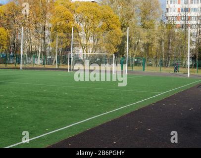 Cancelli di calcio su campo in erba sintetica. Foto Stock