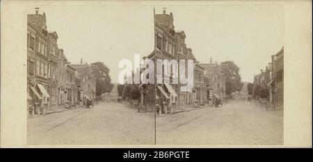 Gezicht op de Grote Houtstraat a Haarlem bij de Houtbrug Visualizza della Grote Houtstraat a Haarlem al Wood Bridge Property Type: Stereo picture numero articolo: RP-F 2012-96-273 Iscrizioni / marchi: Iscrizione verso, sticker with handwriting: 'Vues de Hollande. Haarlem. Groote Houtstraat. Al Wood Bridge No. 192 ',' No. 192 'come possibile con riferimento a negatiefnummer. Produttore : fotografo: Anonymous location manufacturing: Grande Meerhoutstraat Dating: CA. 1860 - ca. 1870 caratteristiche Fisiche: Albume materiale di stampa: Carta fotografica, cartone Tecnica: Albumina pressione dimen Foto Stock