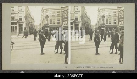 Gezicht op de Groenmarkt in Den Haag's Gravenhage- Groenmarkt (titel op Object) Visualizza del Groenmarkt in the Hague's Gravenhage.- Groenmarkt (title Object) Tipo Di Proprietà: Stereo picture numero articolo: RP-F F12172 Iscrizioni / marchi: Number, recto, stampato: '64 .' Produttore : fotografo: Anonimo Place Fabrication: The Hague Data: 1882 - 1920 Materiale: Carta di cartone tecnica: Gelatina argento dimensioni di stampa: Supporto secondario: H 87 mm × W 177 mm Oggetto: Street Urban Housing dove: Daily Groenmarkt Foto Stock