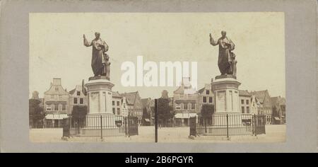 Gezicht op de Grote Markt a Haarlem met huizen en het standbeeld van Laurens Janszoon Coster Visualizza del Grote Markt a Haarlem e ospita la statua di Laurens Janszoon Coster Property Type: Stereo picture numero articolo: RP-F 2012-96-280 Iscrizioni / marchi: Iscrizione vero, adesivo: 'No. 58. Statua di Koster a Harlem. ',' N. 58' come possibile con riferimento a negatiefnummer. Produttore : fotografo: Anonymous location manufacturing: Haarlem Dating: CA. 1860 - ca. 1880 caratteristiche Fisiche: Albume materiale di stampa: Carta fotografica, cartone Tecnica: Albumina pressione dimensioni: S Foto Stock