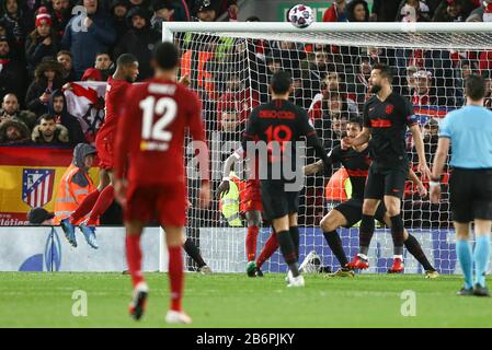 Liverpool, Regno Unito. 11th Mar, 2020. Georginio Wijnaldum di Liverpool (l) testa la palla e segna il suo team 1st obiettivo. UEFA Champions League, round of 16, 2nd leg match, Liverpool v Atletico Madrid at Anfield Stadium a Liverpool mercoledì 11th marzo 2020. Questa immagine può essere utilizzata solo per scopi editoriali. Solo uso editoriale, licenza richiesta per uso commerciale. Nessun utilizzo nelle scommesse, nei giochi o nelle singole pubblicazioni club/campionato/giocatore. PIC by Chris Stading/Andrew Orchard sports photography/Alamy Live News Credit: Andrew Orchard sports photography/Alamy Live News Foto Stock