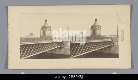 Gezicht op de Nicolaaskapel op de Nicolaasbrug in Sint-Petersburg Vista della Cappella di Nicholas sul Ponte di Nicholas a San Pietroburgo Tipo Di Proprietà: Stereo picture numero articolo: RP-F F07420 Iscrizioni / marchi: Nome, recto, stampato: 'Photographie A.ENS LORPERSPT.DE Nevsk. Ne 5 St PETERSBOURG.'opschrift, vero, manoscritto: 'St. Cappella di Pietroburgo alla fine di Nicolajofi brug'nummer, vero, manoscritto: '6. 15.' fabbricante : fotografo Alfred Lorens (proprieta' elencate) Fabbricazione A Luogo: San Pietroburgo Data: CA. 1860 - ca. 1880 caratteristiche Fisiche: Albumen materiali di stampa: Carta di cartone Technipqu Foto Stock