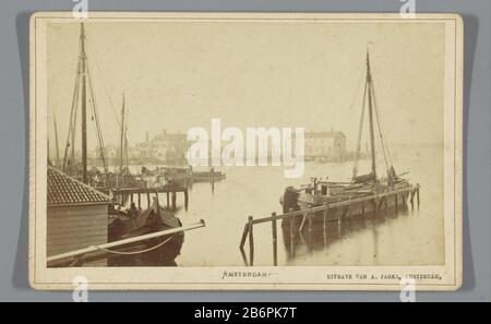 Gezicht op de Nieuwe Stadsherberg en haven van het IJ ad Amsterdam Amsterdam Amsterdam (seriettel op Object) Vista della New Town Tavern e del porto della IJ ad Amsterdam (serie title Object) tipo Di Oggetto: Government picture numero articolo: RP-F F19426 Iscrizioni / marchi: Annotation, vero, scritto a mano: 'The New Town Tavern e porto. "Marchio di fabbrica, vero, timbrato: "Utente. Douwes / ATELIERS / 73./ Warmoestraat AMSTERDAM.' Produttore : fotografo: Editore anonimo: Andries Jager (indicato sull'oggetto) Luogo di produzione: Amsterdam Data: 1860 - 1876 Materiale: Carta fotografica, cartone Tecnica: Album Foto Stock