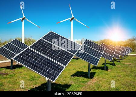 Collage fotografico di pannelli solari, fotovoltaico, con sistemi di tracciamento solare e turbine eoliche - fonte di energia elettrica alternativa, concetto di energia rinnovabile Foto Stock