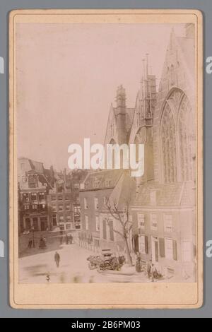 Gezicht op de Oudezijds Voorburgwal Met de Oude Kerk in Amsterdam Visualizza Oudezijdsvoorburgwal The Oude Kerk in Amsterdam Tipo Di Proprietà: Foto Cabinet numero dell'articolo: RP-F F19457 Iscrizioni / marchi: Nome, vero, manoscritto: '[.] N Pijpe [.] fabbricazione Creatore: Fotografo : luogo anonimo fabbricazione: Amsterdam: Data: 1890 - 1930 Materiale: Carta di cartone Tecnica: Luce naturale gelatina argento dimensioni di stampa: Media secondario: H 167 mm × W 108 mm Oggetto: Street Church (esterno) Dove: Old Church Oudezijdsvoorburgwal Foto Stock